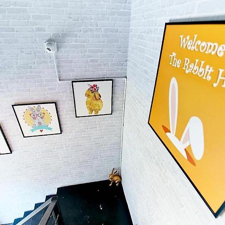 The Rabbit'S Hole Hostel Банкок Екстериор снимка