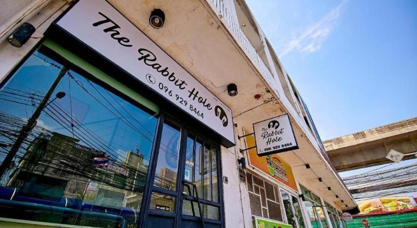 The Rabbit'S Hole Hostel Банкок Екстериор снимка