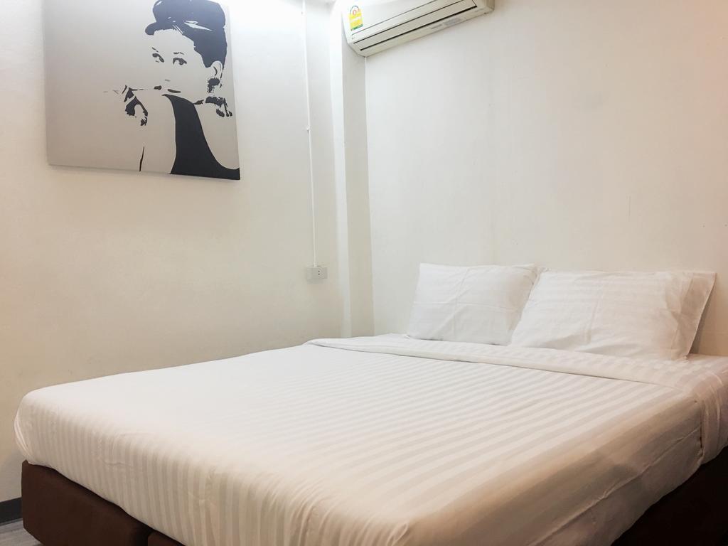 The Rabbit'S Hole Hostel Банкок Екстериор снимка